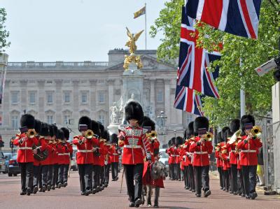 William_und_Kate-traumhochzeit-Irish_Guards_vor_Buckingham_Palace43